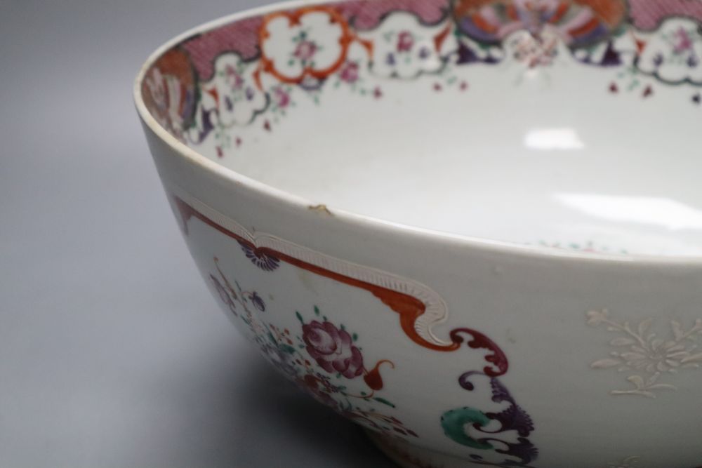 An 18th century Chinese export famille rose bowl, Qianlong